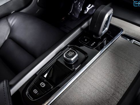 Used 2025 Volvo XC60 B5 Plus image 28