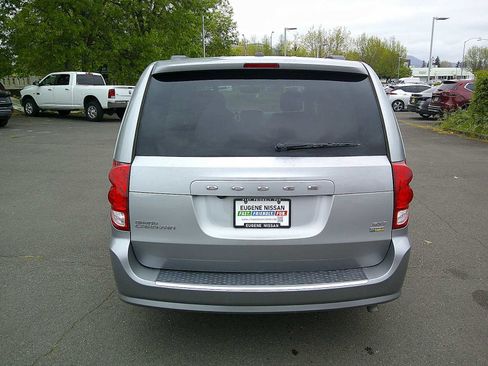 Used 2017 Dodge Grand Caravan SXT FWD image 4