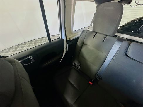 Used 2018 Jeep Wrangler Unlimited Sahara image 12