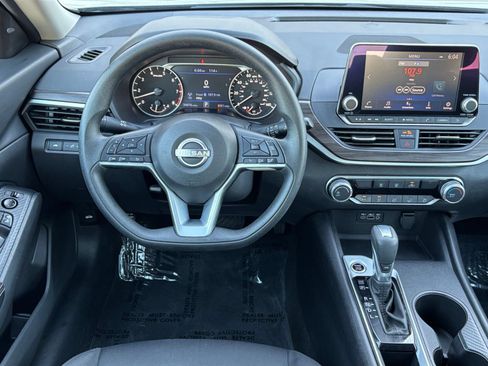 Used 2025 Nissan Altima 2.5 SV FWD image 34