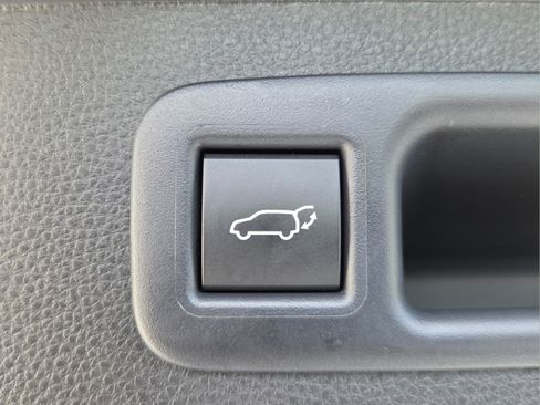 Used 2025 Toyota Highlander XLE FWD image 13