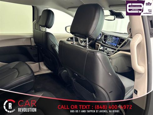 Used 2024 Chrysler Pacifica Limited FWD image 76