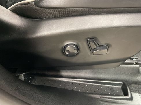 Used 2025 Chrysler Pacifica Limited FWD image 33