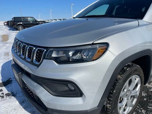 Used 2024 Jeep Compass Latitude image 32