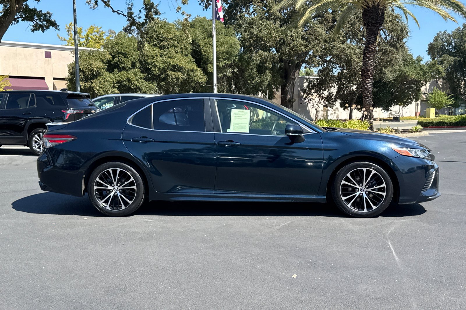 Used 2018 Toyota Camry SE w/ Moonroof Package FWD image 2