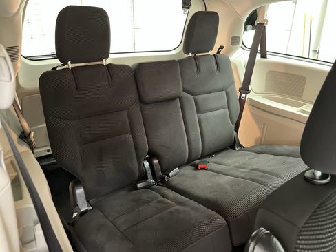 Used 2020 Dodge Grand Caravan SE w/ UConnect Hands-Free Group FWD image 11