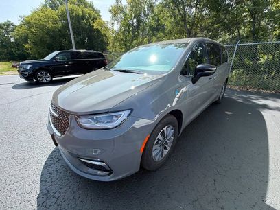 Used 2025 Chrysler Pacifica Select