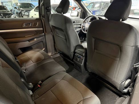 Used 2019 Ford Explorer XLT image 27