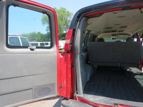 Used 2003 Chevrolet Express 2500 Passenger w/ LS Preferred Equipment Group RWD image 35