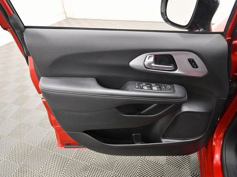 Used 2025 Chrysler Pacifica Limited image 13