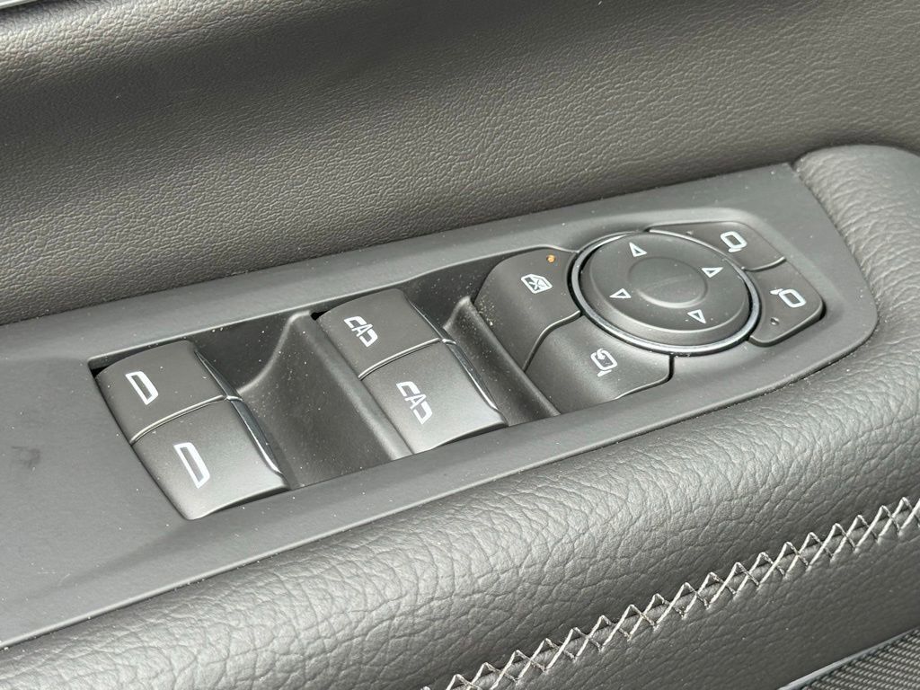 Used 2026 GMC Yukon Denali AWD/4WD image 17