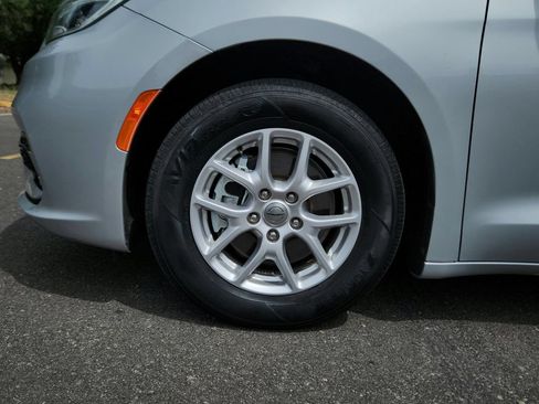 Used 2024 Chrysler Pacifica Touring-L FWD image 9