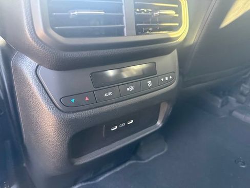 Used 2025 Honda Pilot Touring image 9