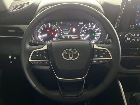 Used 2024 Toyota Highlander XLE FWD image 18