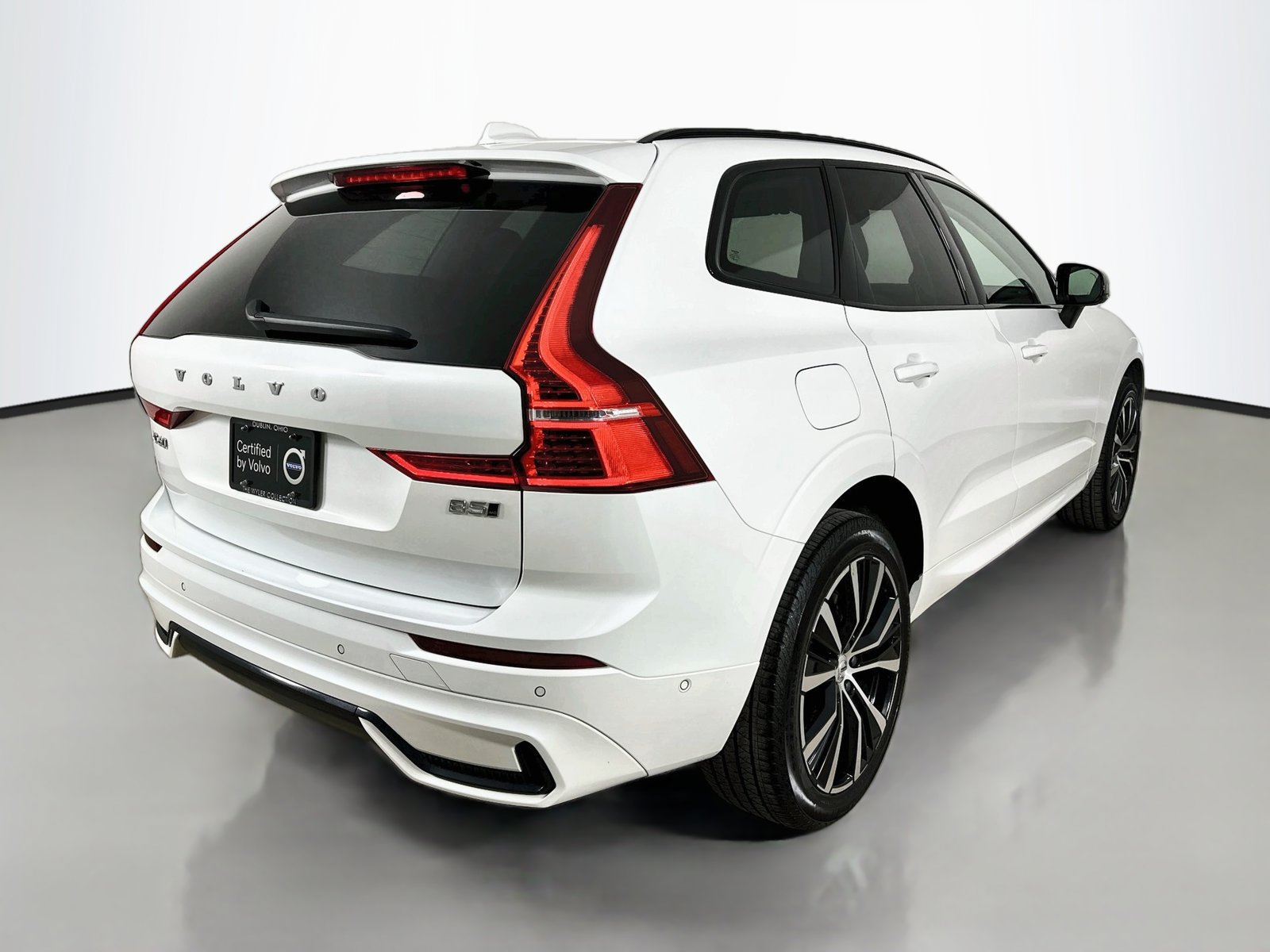 Certified 2024 Volvo XC60 B5 Plus w/ Climate Package AWD/4WD image 5