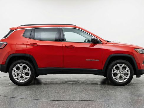 Used 2025 Jeep Compass Latitude image 11