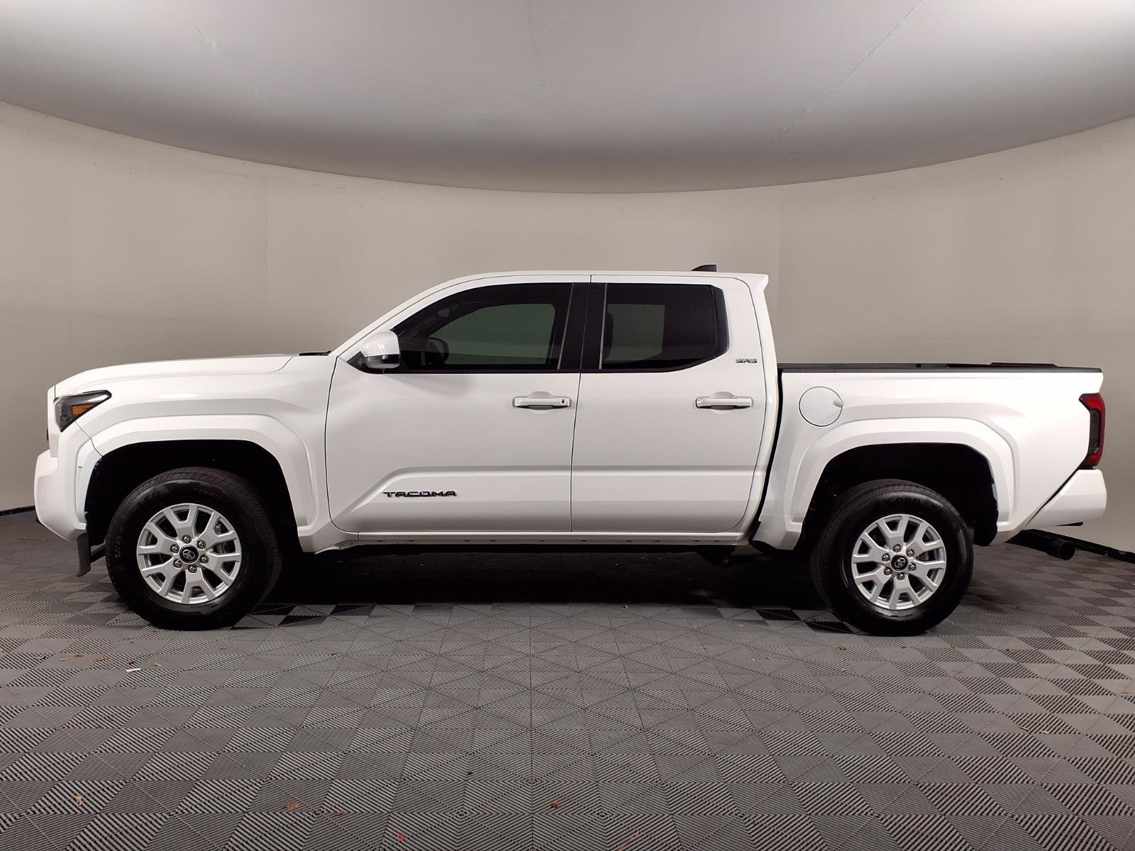 Used 2024 Toyota Tacoma SR5 w/ SR5 Upgrade Package AWD/4WD image 4