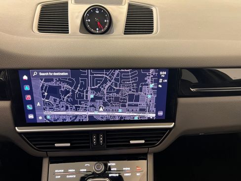 Used 2022 Porsche Cayenne Platinum Edition image 19