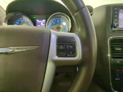 Used 2013 Chrysler Town & Country Touring FWD image 27