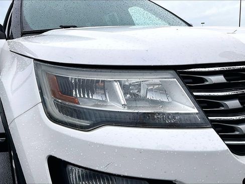 Used 2017 Ford Explorer XLT FWD image 30