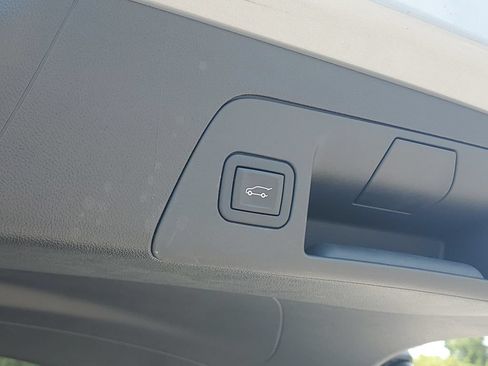 Certified 2023 Buick Envision Essence w/ Technology Package I AWD/4WD image 11