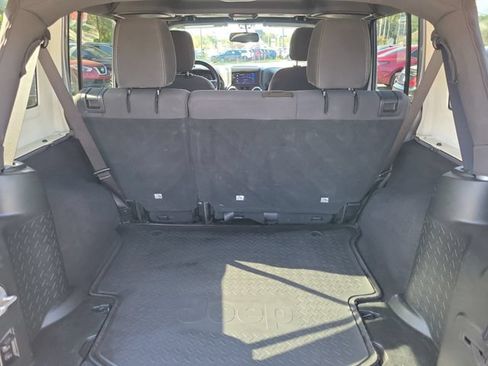 Used 2018 Jeep Wrangler Unlimited Sahara w/ Connectivity Group AWD/4WD image 9
