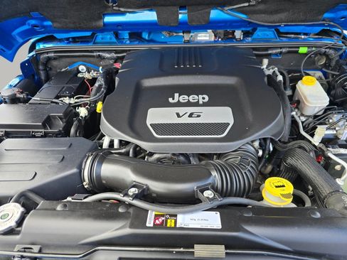 Used 2016 Jeep Wrangler Unlimited Sahara w/ Connectivity Group AWD/4WD image 18