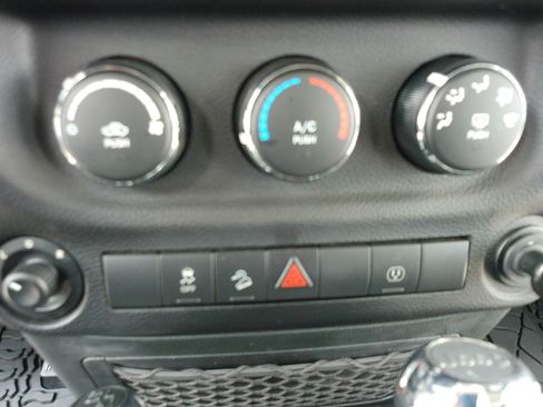 Used 2015 Jeep Wrangler Unlimited Rubicon w/ Connectivity Group AWD/4WD image 20