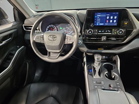 Used 2025 Toyota Highlander XLE AWD/4WD image 9