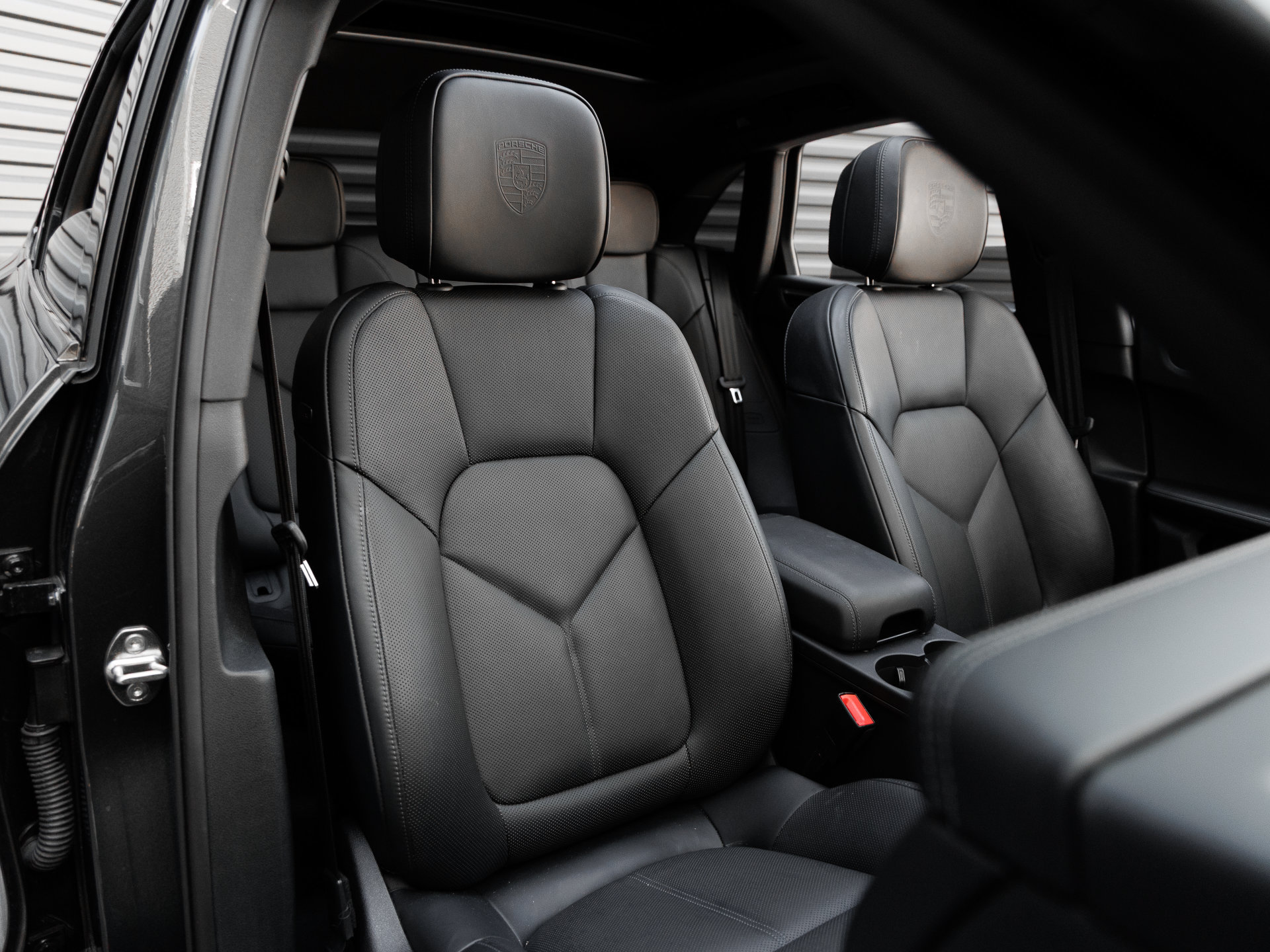 Certified 2026 Porsche Macan Turbo AWD/4WD image 34