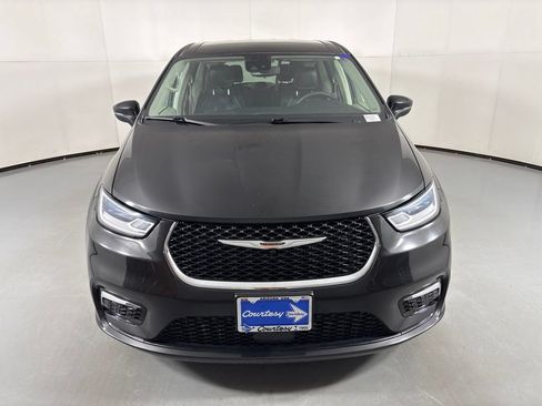Used 2023 Chrysler Pacifica Touring-L FWD image 3