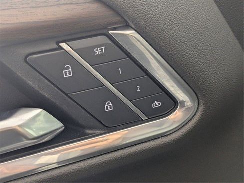 Certified 2025 GMC Sierra 1500 SLT image 9