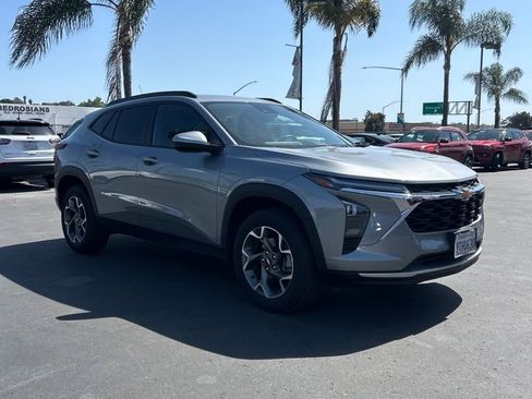 Used 2025 Chevrolet Trax LT w/ LT Convenience Package FWD image 2