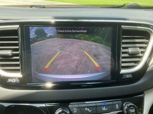 Used 2024 Chrysler Pacifica Touring-L FWD image 18