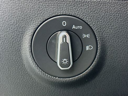 Used 2025 Volkswagen Taos SE AWD/4WD image 17