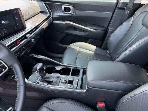 Used 2025 Kia Sorento EX w/ Panoramic Sunroof Package FWD image 12