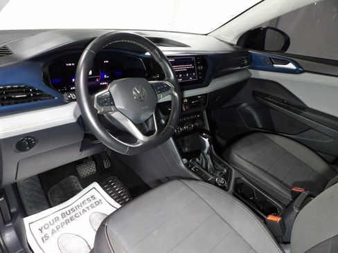 Used 2024 Volkswagen Taos SE w/ Panoramic Sunroof Package image 11