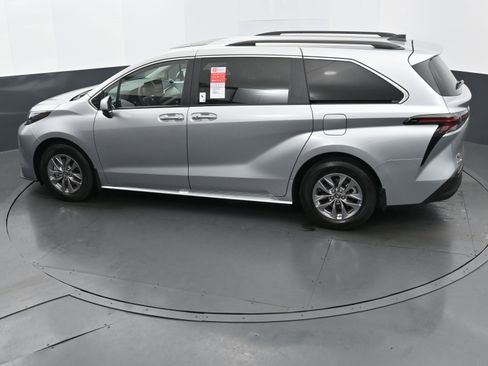 Used 2025 Toyota Sienna XLE FWD image 30