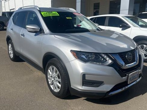Used 2020 Nissan Rogue SV image 2