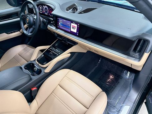 Used 2025 Porsche Cayenne Coupe image 16