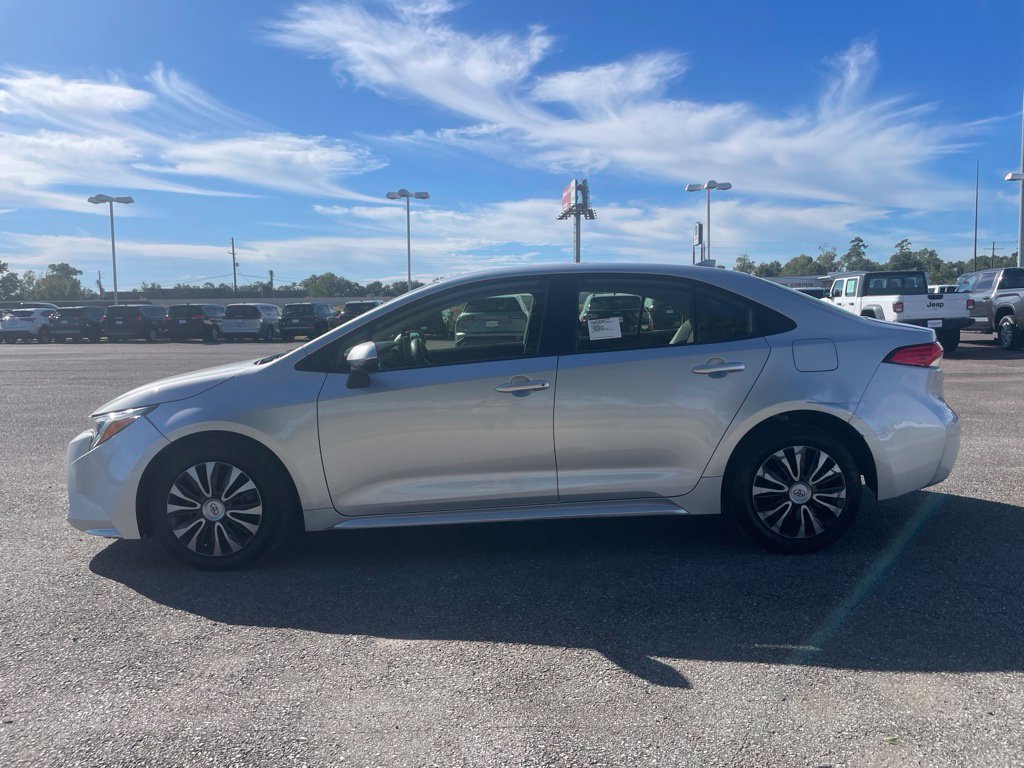 Used 2025 Toyota Corolla LE FWD image 4