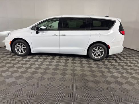 Used 2024 Chrysler Pacifica Touring-L image 6