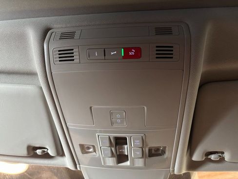 Used 2024 Volkswagen Tiguan SE image 17