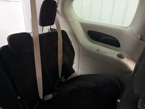 Used 2021 Chrysler Voyager L FWD image 19