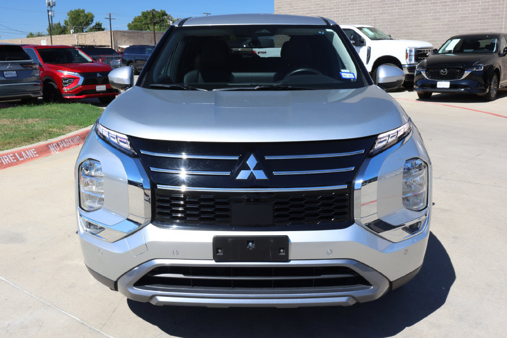 Used 2025 Mitsubishi Outlander SE FWD image 2