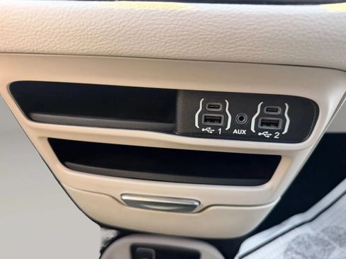 Used 2024 Chrysler Pacifica Limited FWD image 21