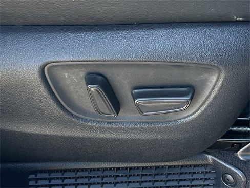 Used 2025 Toyota Sienna Platinum image 31