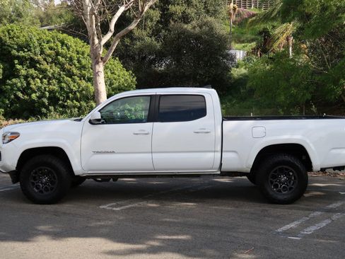Used 2017 Toyota Tacoma SR5 w/ Tow Package image 3