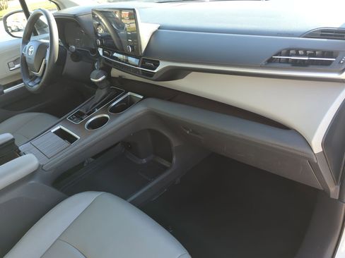 Used 2024 Toyota Sienna XLE image 33