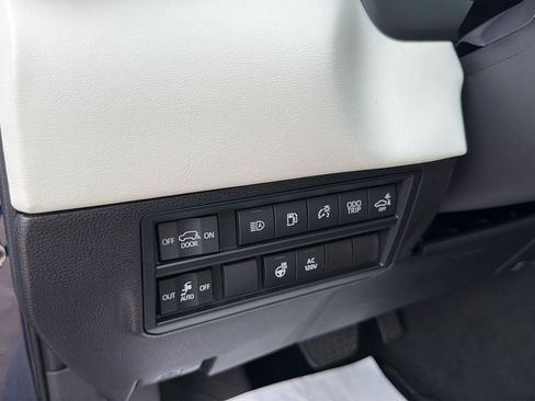 Used 2024 Toyota Sequoia Capstone AWD/4WD image 41